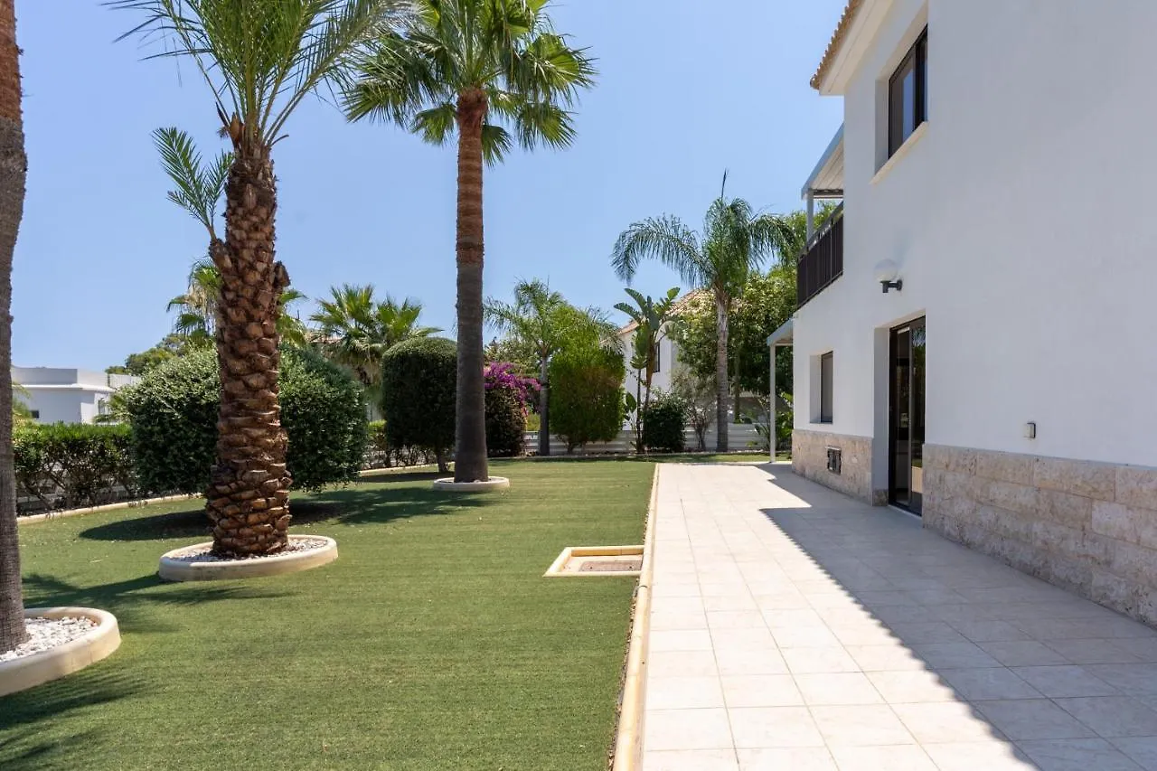 Lime 3-Bedroom Villa In Protaras
