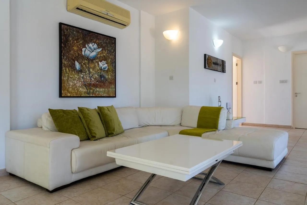 Lime 3-Bedroom Villa In פרוטאראס