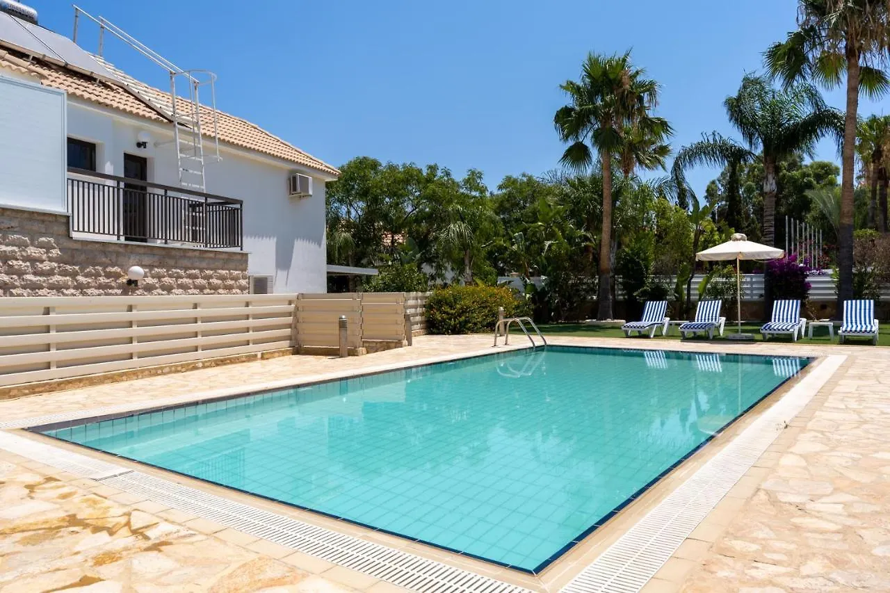 Lime 3-Bedroom Villa In פרוטאראס