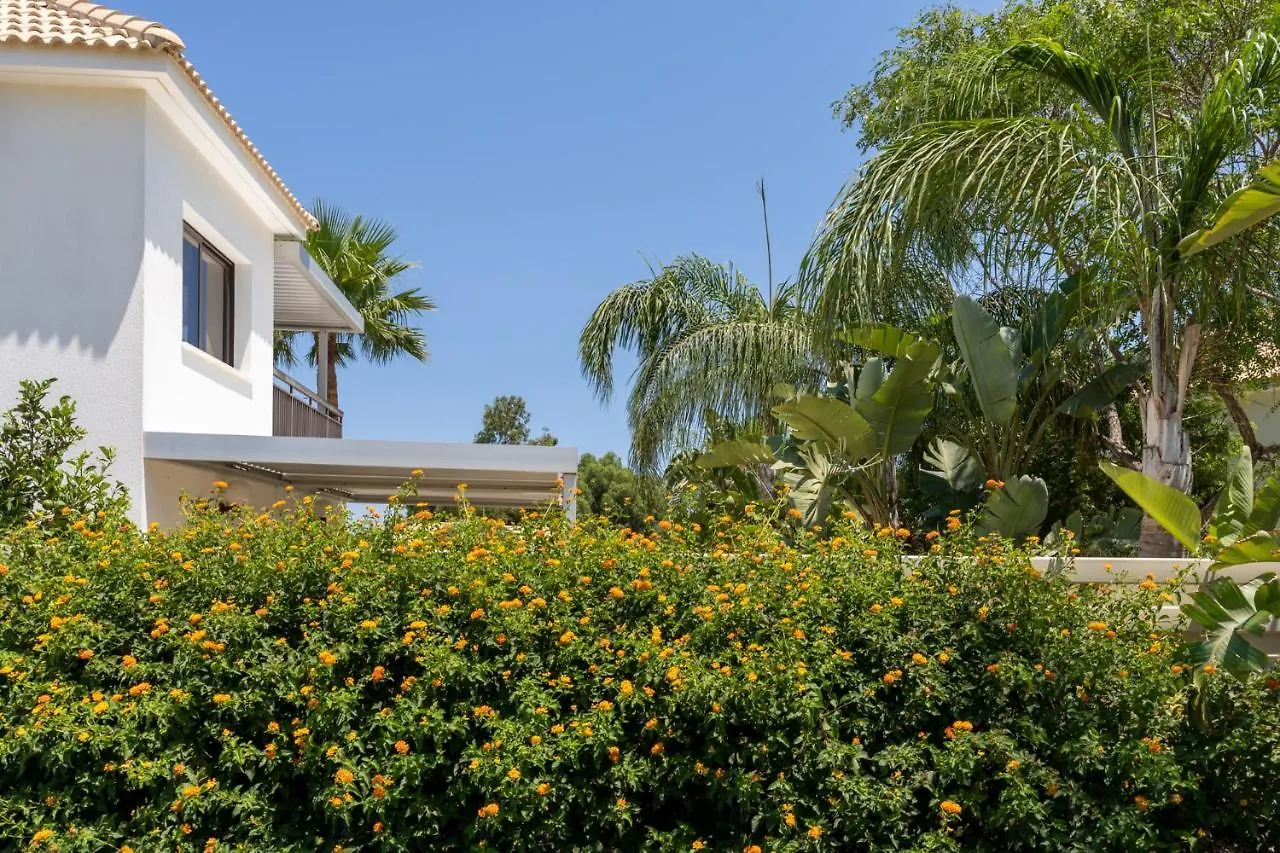 Lime 3-Bedroom Villa In פרוטאראס
