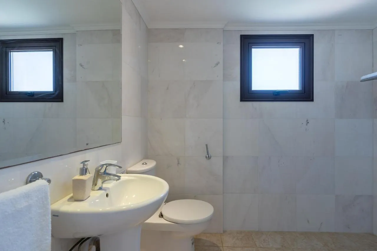 Lime 3-Bedroom Villa In פרוטאראס