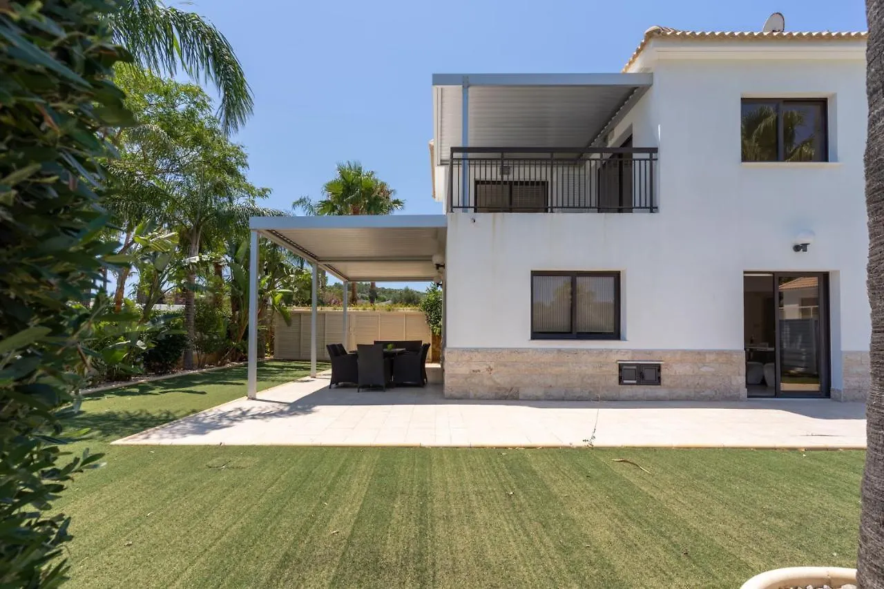 Lime 3-Bedroom Villa In פרוטאראס קפריסין