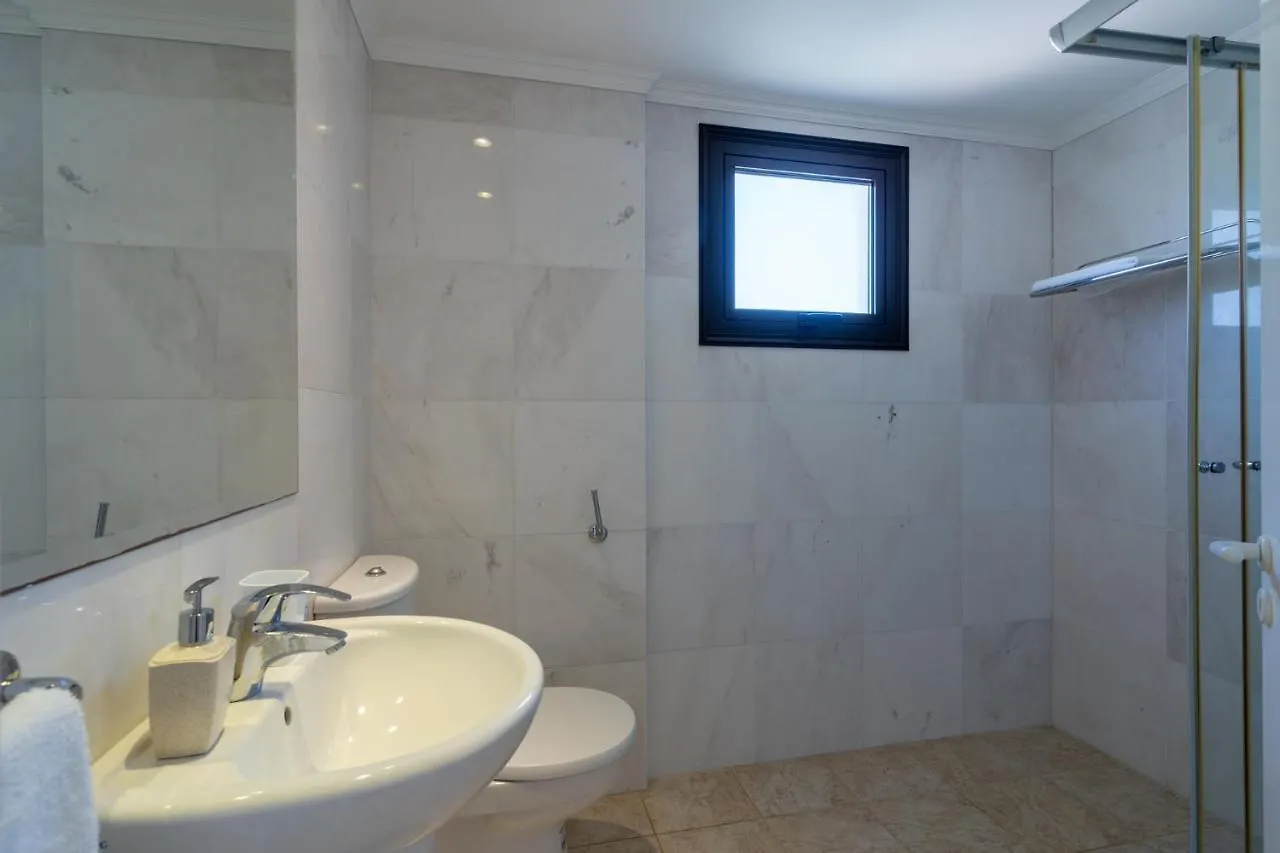 Lime 3-Bedroom Villa In פרוטאראס