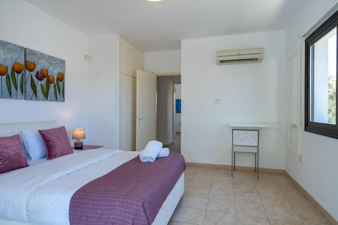 Lime 3-Bedroom Villa In פרוטאראס