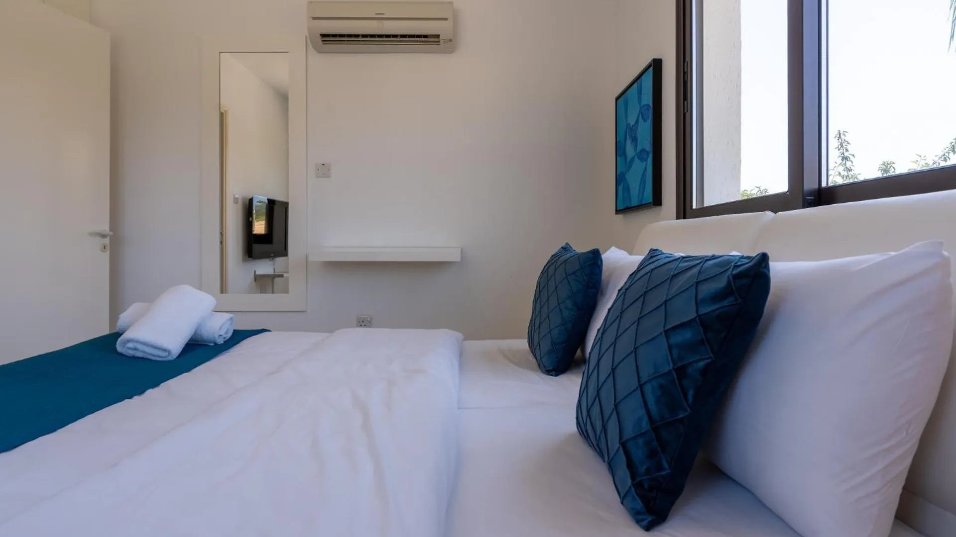 Lime 3-Bedroom Villa In פרוטאראס
